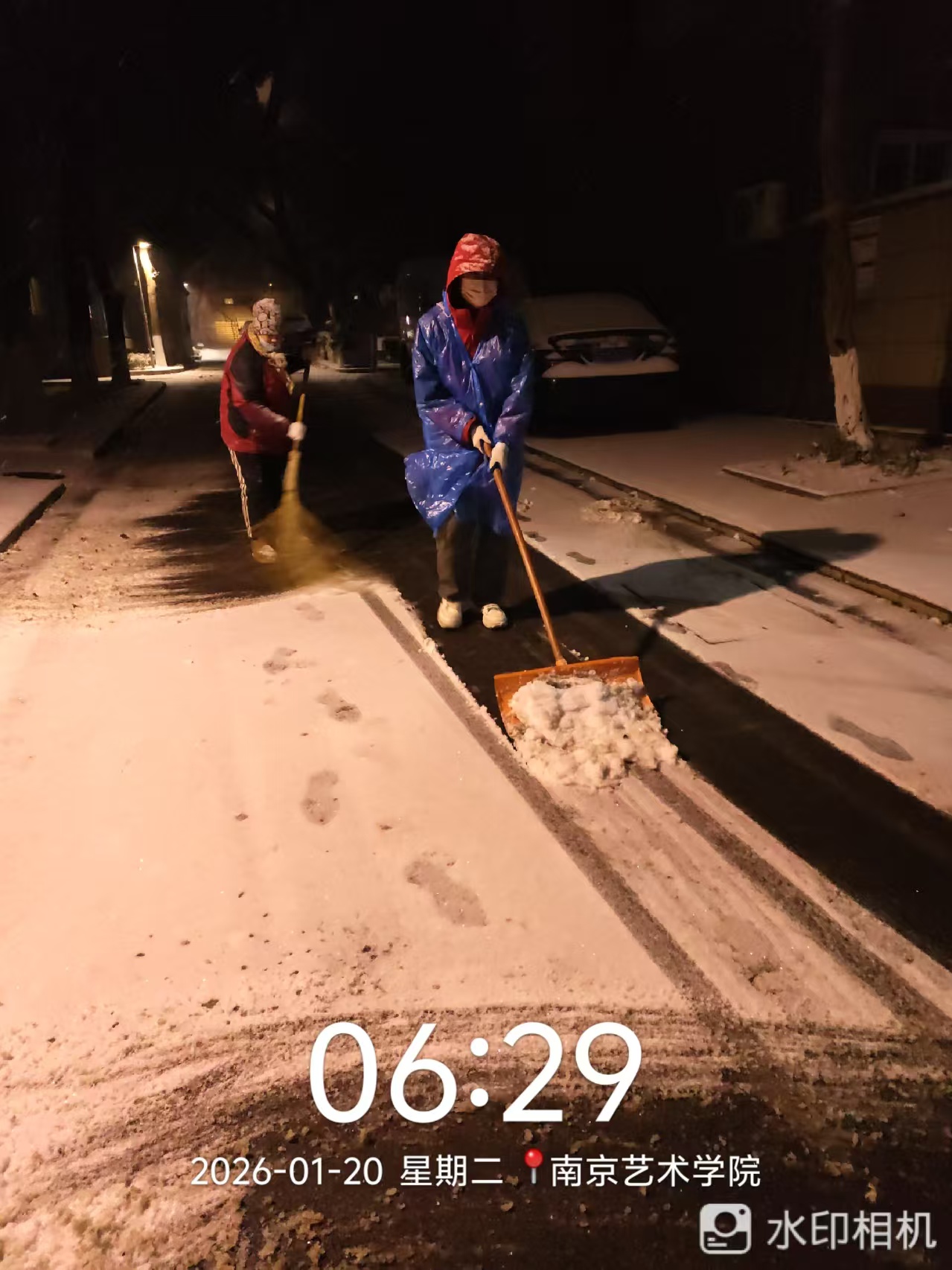 未雨绸缪战风雪 南艺后勤护校园