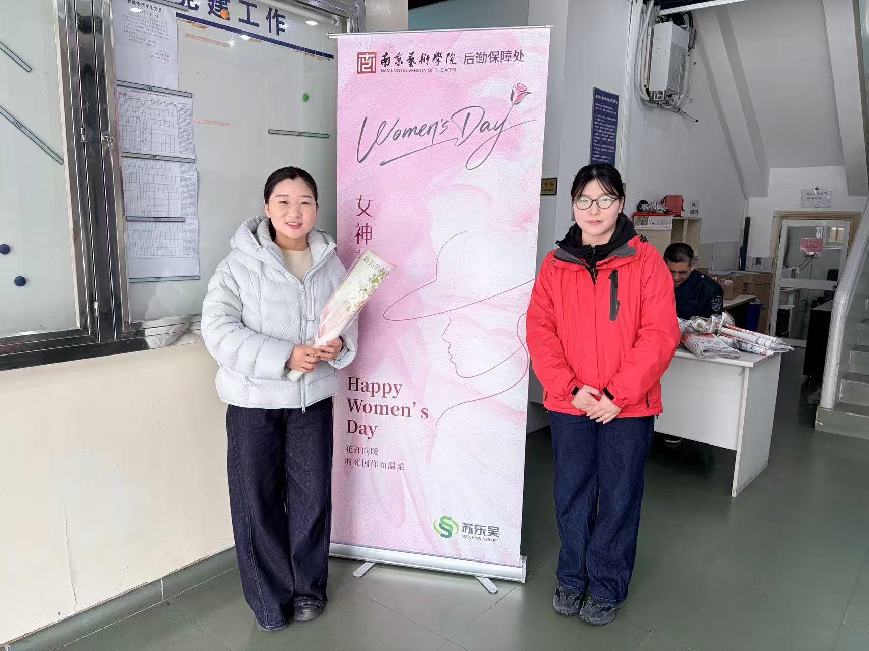 春风如你,熠熠芳华 —— 我校举办 “三八” 女神节献花活动